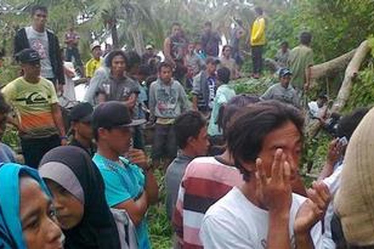 Warga dari 8 desa di Kecamatan Balaesang Tanjung, Kabupaten Donggala, Sulawesi Tengah, memblokir jalan dengan menumbangkan pohon besar sebagai protes menolak tambang emas, beberapa hari yang lalu.