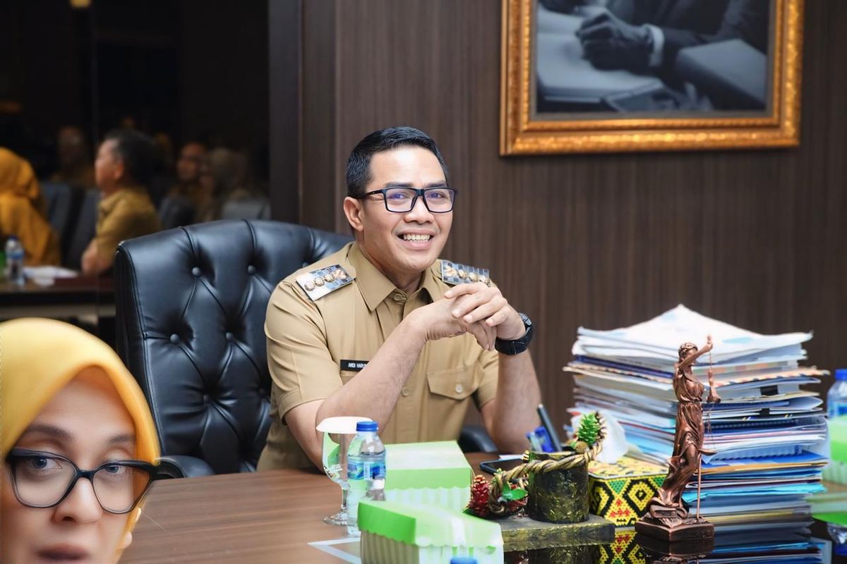 Wali Kota Samarinda Andi Harun dalam acara presentasi dengan konsultan yang membahas skema desain tiga dimensi fasilitas akses jalan lorong bangunan baru Pasar Segiri dengan Jalan Mas Temenggung di Balai Kota Samarinda, Rabu (23/9/2025).