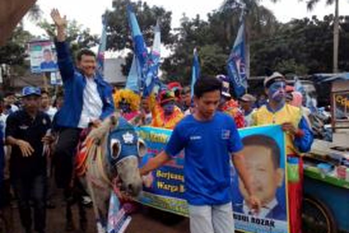 Salah satu calon anggota legislatif dari Partai Demokrat Kota Bekasi mendatangi lokasi kampanye terbukan dengan menunggang kuda di Lapangan Multiguna, Bekasi, Rabu (26/3/2014).