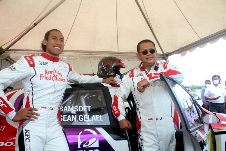 Sean Gelael (kiri) dan Bambang Soesatyo (kanan) sebelum tampil di Kejurnas Sprint Rally Meikarta, Cikarang, pada Sabtu (27/11/2021).