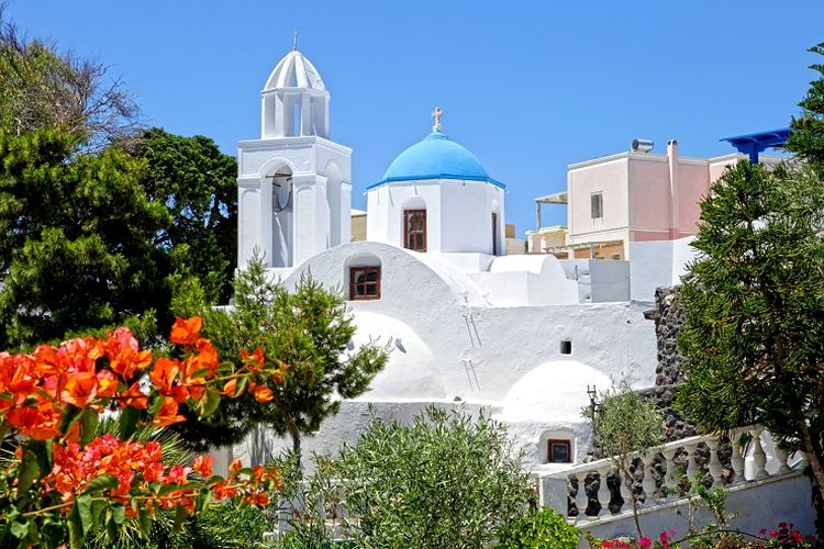 Ilustrasi Yunani - Sebuah gereja berkubah biru di Desa Megalochori.