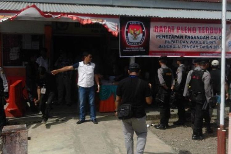 Polisi mengamankan sidang pleno penentuan calon kepala daerah Kabupaten Bengkulu Tengah