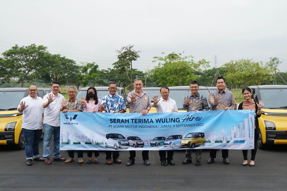 Seremoni penyerahan puluhan unit mobil listrik Wuling Air ev pada Jusuf Hamka