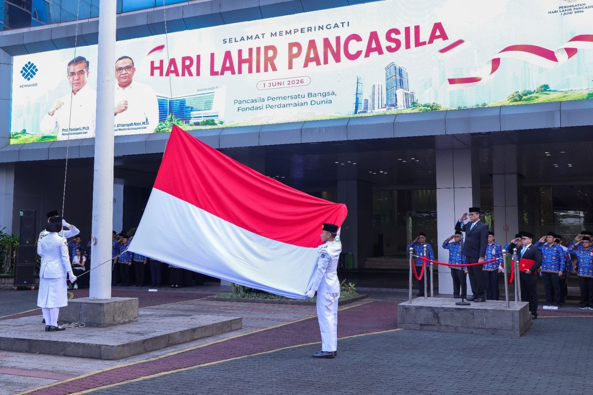 Upacara peringatan Hari Lahir Pancasila bertema Pancasila Pemersatu Bangsa, Fondasi Perdamaian Dunia yang berlangsung khidmat di Plaza Kantor Kementerian Ketenagakerjaan (Kemnaker), Jakarta, Senin (1/6/2026).