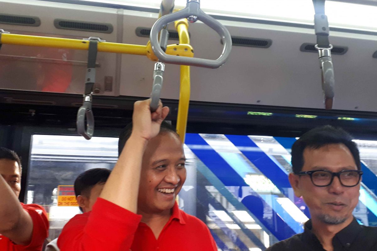 Direktur utama PT Transjakarta Agung Wicaksono (kanan) dan Direktur Operasi dan Pemeliharaan PT MRT Jakarta Muhammad Effendi (tengah) saat naik transjakarta koridor 1 rute Kota-Blok M, Jumat (28/12/2018).