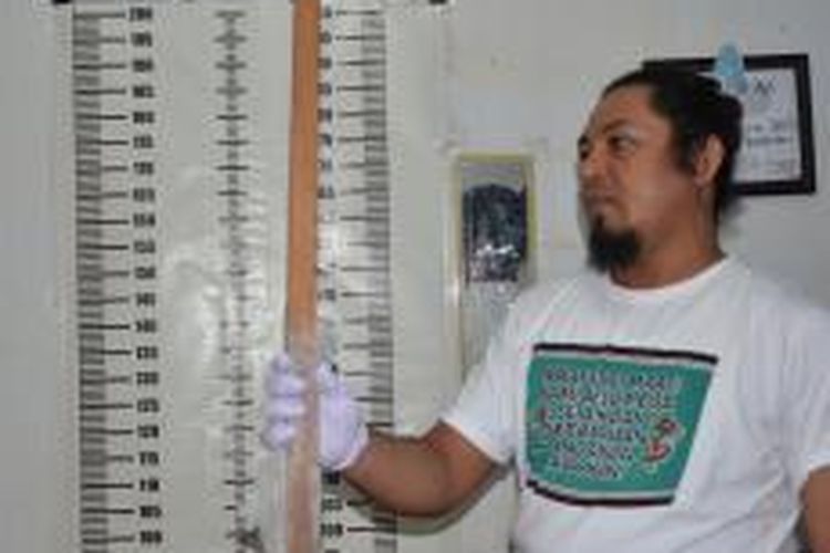 Mistar kayu yang dipakai oknum guru honor SMAN 7 Kota Ternate yang dipukulkan ke siswanya hingga meninggal dunia