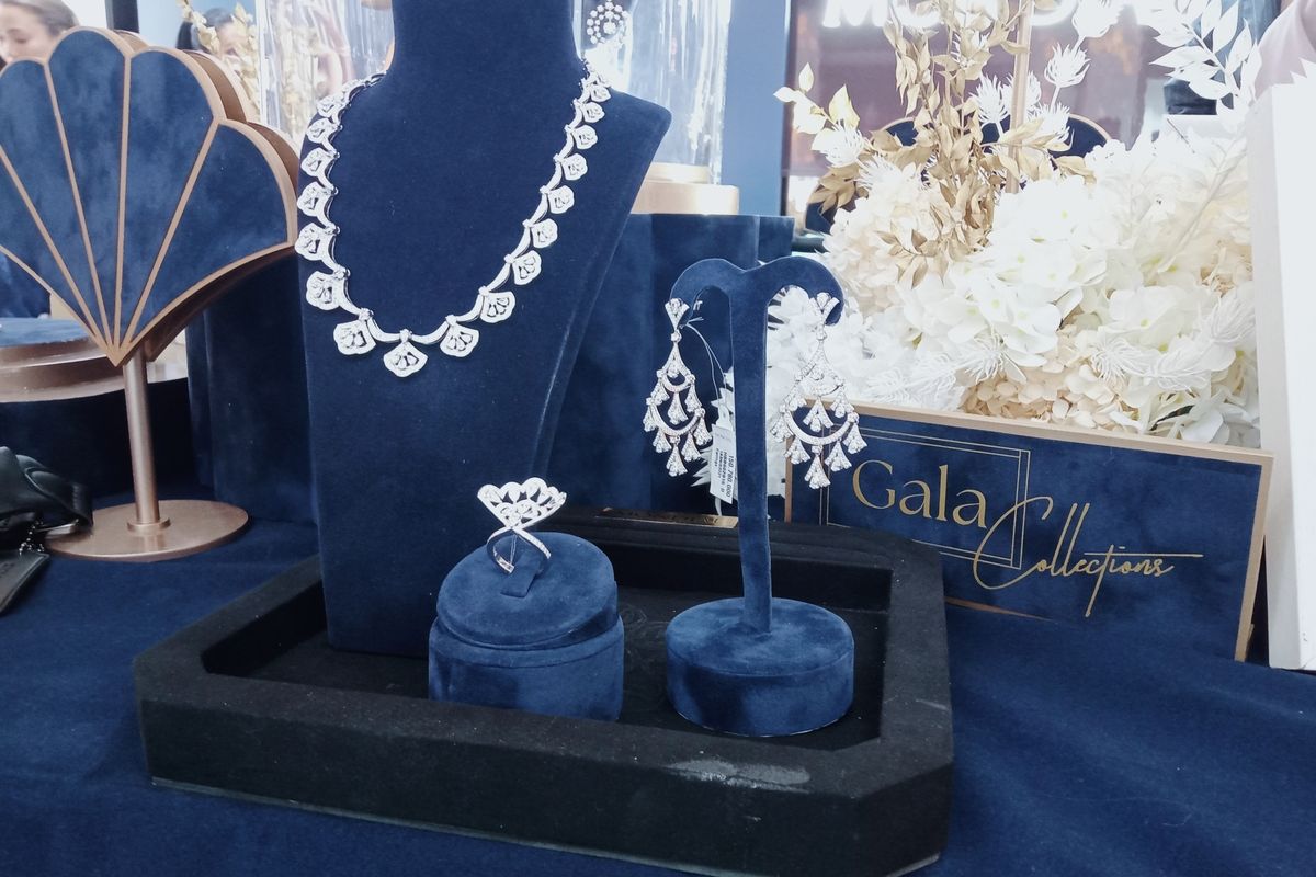 Koleksi perhiasan berlian terbaru Gala Collections di Mondial Plaza Indonesia, Jakarta Pusat, Kamis (14/4/2022).
