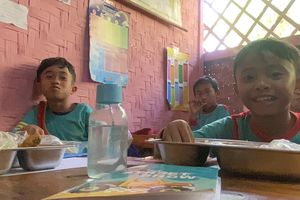 Curhat Murid SD Darurat di Sukabumi, Belajar Kepanasan dan Kerap Kena Cipratan Air Hujan