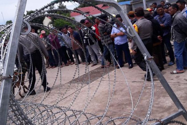 Ratusan massa pendukung salah satu pasangan calon (Paslon) mengepung kantor komisi pemilihan umum daerah (KPUD) Kabupaten Takalar, Sulawesi Selatan guna mengawal rekapitulasi perhitungan suara. Rabu, (22/2/2017).