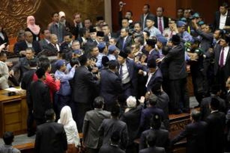 Sejumlah anggota DPR yang baru dilantik bersitegang dalam sidang paripurna pemilihan pimpinan DPR 2014-2019, di Gedung Rapat Paripurna Nusantara II DPR-RI, Senayan, Jakarta, Rabu (1/10/2014). Sidang yang diwarnai aksi walkout ini menetapkan Setya Novanto dari Fraksi Partai Golkar sebagai Ketua DPR.