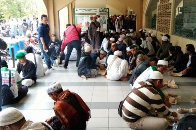 Massa aksi kawal ulama dan Pancasila saat bersantap siang di Masjid Pusat Dakwah Islam (Pusdai), Jalan Diponegoro, Kota Bandung, Senin (13/2/2017). KOMPAS.com/DENDI RAMDHANI 