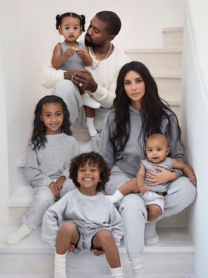 Pasangan Kanye West dan Kim Kardashian bersama keempat anaknya.