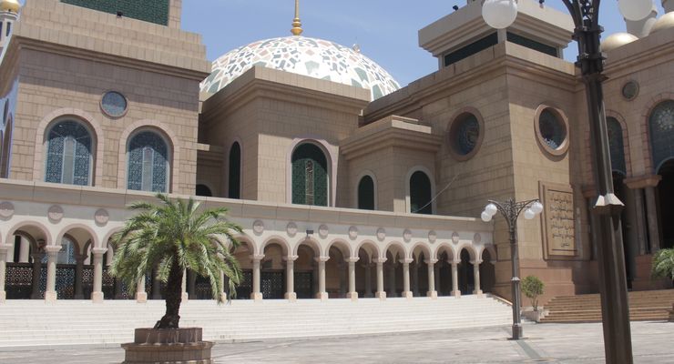 Di Balik Masjid Terbesar Kedua Asia Tenggara, Upah Karyawan Masih di Bawah UMR