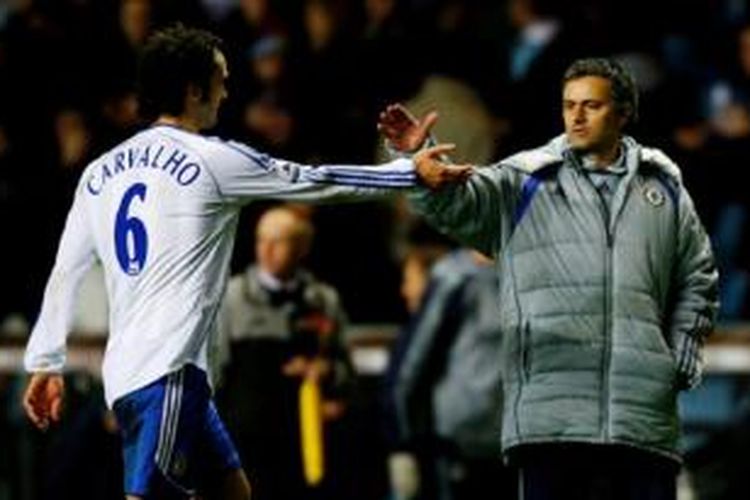 Bek AS Monaco, Ricardo Carvalho (kiri) ketika masih membela Chelsea bersama pelatih Jose Mourinho (kanan). 