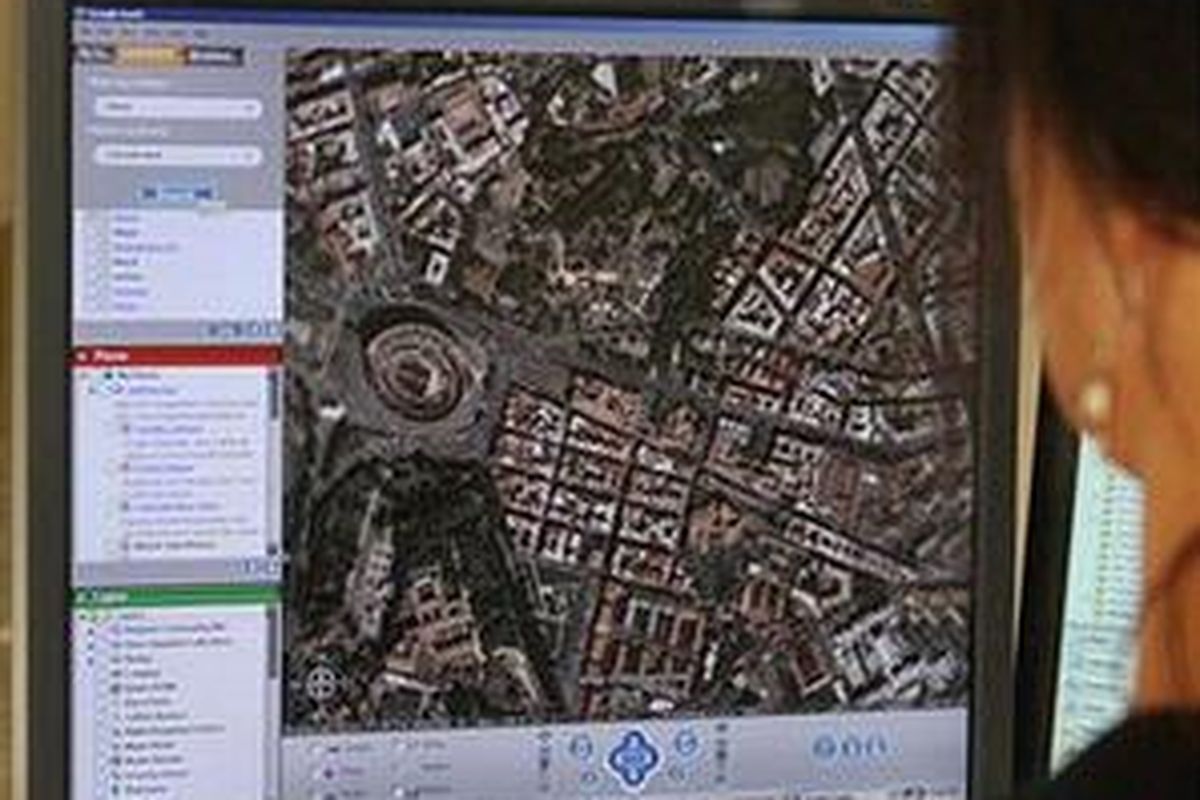 Seorang wanita mengamati gambar ibukota Italia, Roma,  dengan menggunakan Google Earth di Washington, 3 Agustus 2005.