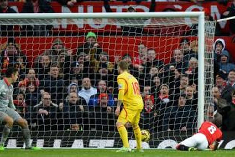 Proses gol yang diciptakan gelandang Manchester United, Juan Mata, saat melawan Liverpool, pada pertandingan lanjutan Premier League, di Stadion Old Trafford, Minggu (14/12/2014). 