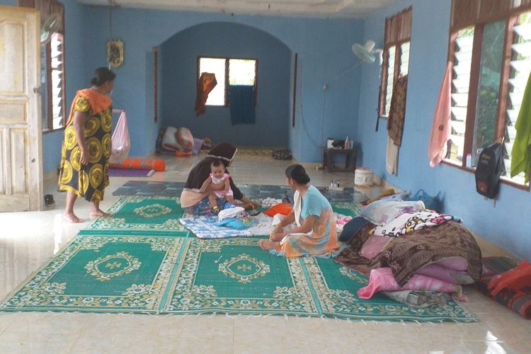 Korban banjir mengungsi di musalah di Desa Sahilan Darussalam, Kecamatan Gunung Sahilan, Kabupaten Kampar, Riau, Rabu (11/12/2019).