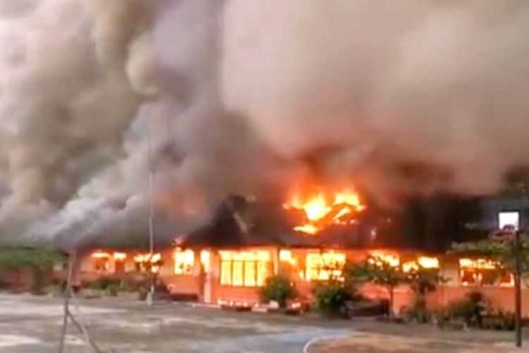Kebakaran yang terjadi pada gedung SDN 011 Desa Karya Mulya, Kecamatan Rambah Samo, Kabupaten Rokan Hulu, Riau, Selasa (19/3/2024).