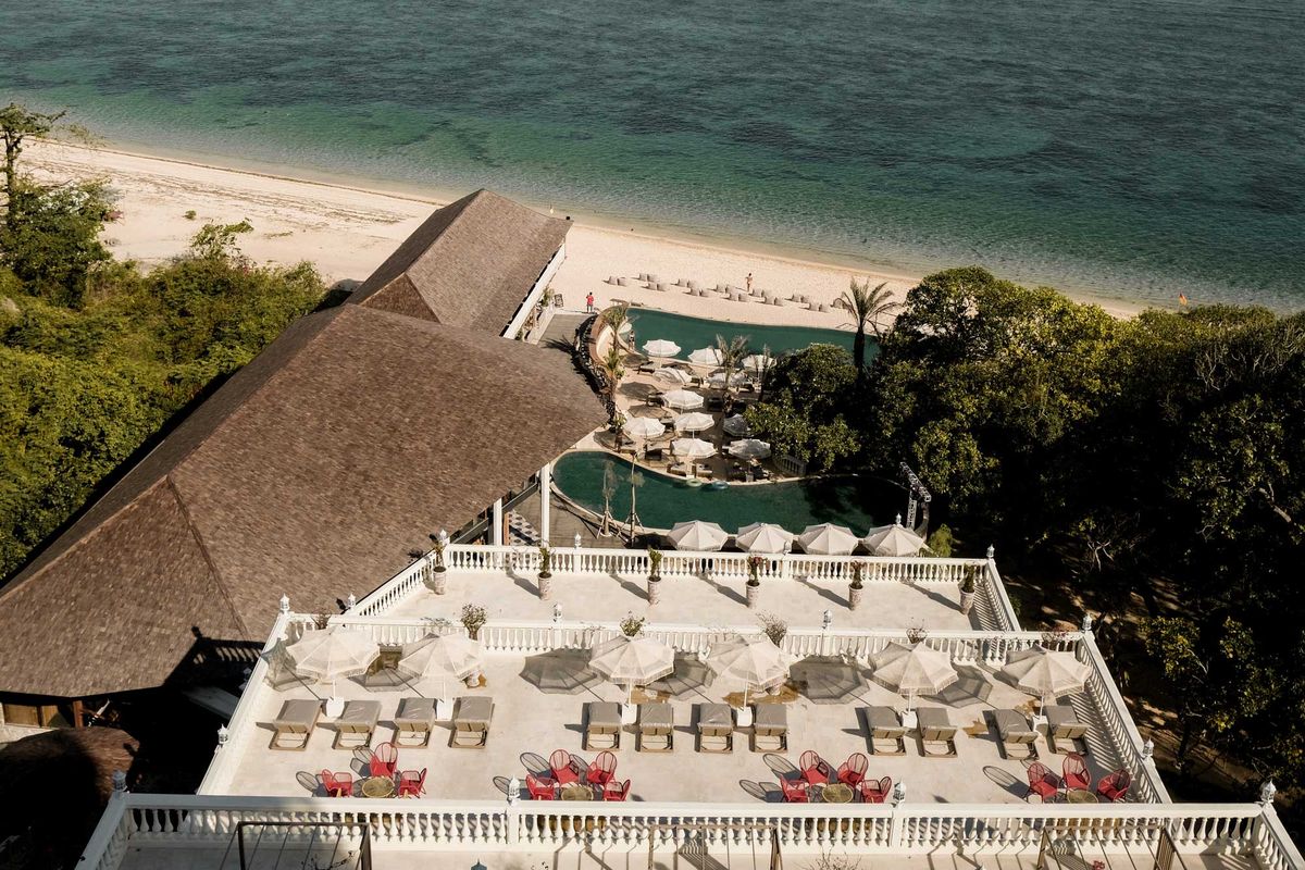 Design bangunan Canna Bali beach club langsung menghadap ke arah pantai dan laut lepas dengan pasir putihnya yang cantik dan lembut. 