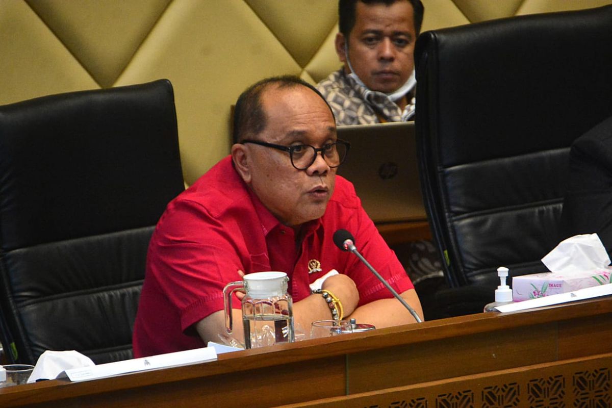 Wakil Ketua Komisi II Dewan Perwakilan Rakyat (DPR) Republik Indonesia (RI), Junimart Girsang mendesak Kapolri Jenderal Pol Listyo Sigit Prabowo untuk segera mengevaluasi dengan tanpa syarat kinerja Kapolda Sumatera Utara (Sumut), Inspektur Jenderal Polisi RZ Panca Putra Simanjuntak.