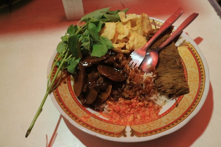 Seporsi nasi uduk semur jengkol dengan empal goreng di Warung Nasi Uduk Bang Udin Kawasan Rawa Belong, Palmerah, Jakarta, Kamis (18/5/2017). Nasi uduk semur jengkol Bang Udin telah hadir sejak tahun 1986.