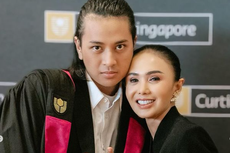 Yuni Shara Hadiri Wisuda Putra Sulung di Singapura