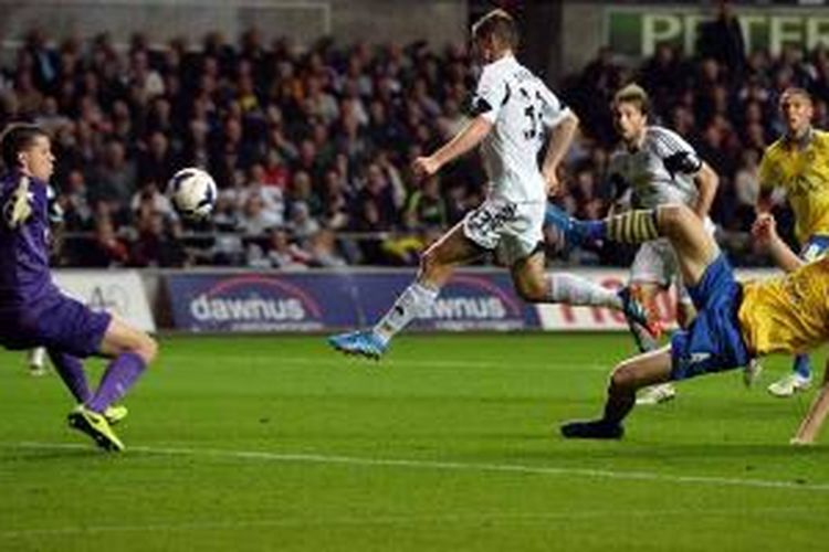 Bek Swansea City asal Wales, Ben Davies (2 dari kiri) mencetak gol ke gawang Arsenal yang dikawal Wojciech Szczesny (kiri) dalam laga Premier League, Sabtu (28/9/2013). Arsenal menang 2-1.