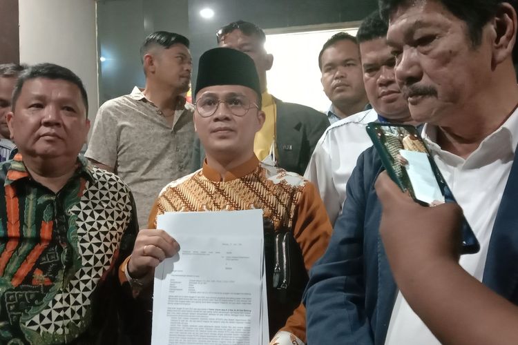 Perhimpunan Advokat Indonesia (Peradi) DPC Bandung melaporkan Pengacara kondang Hotman Paris Sitompul ke Polda Jabar atas dugaan penyebaran berita bohong, Kamis (22/4/2022).