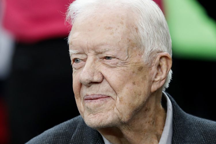 Mantan Presiden Amerika Serikat Jimmy Carter saat menonton pertandingan NFL Atlanta Falcons vs San Diego Chargers, 23 Oktober 2016. Jimmy Carter sekarang menjalani rawat jalan di rumah usai sempat dirawat di rumah sakit.