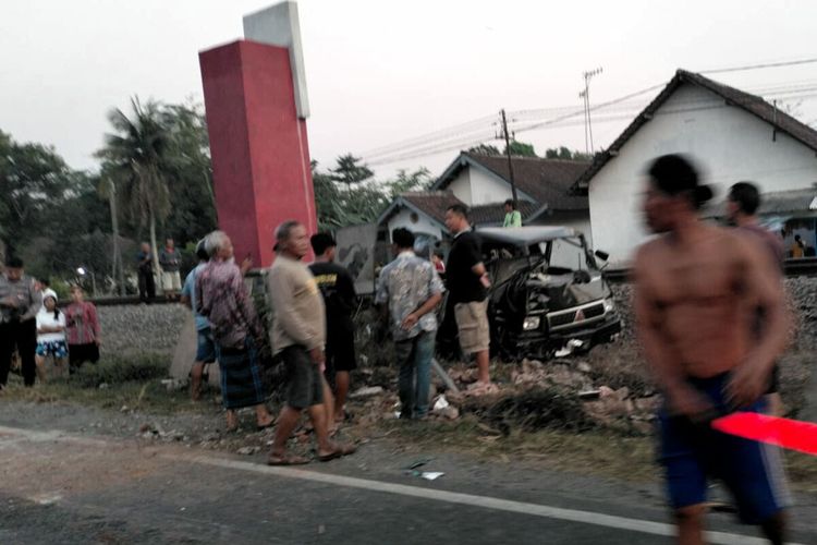 Mobil pikap asal Blora tertabrak kereta api di perlintasan tanpa palang pintu di Desa Pasirharjo, Kecamatan Talun, Kabupaten Blitar, Jumat (26/7/2024)