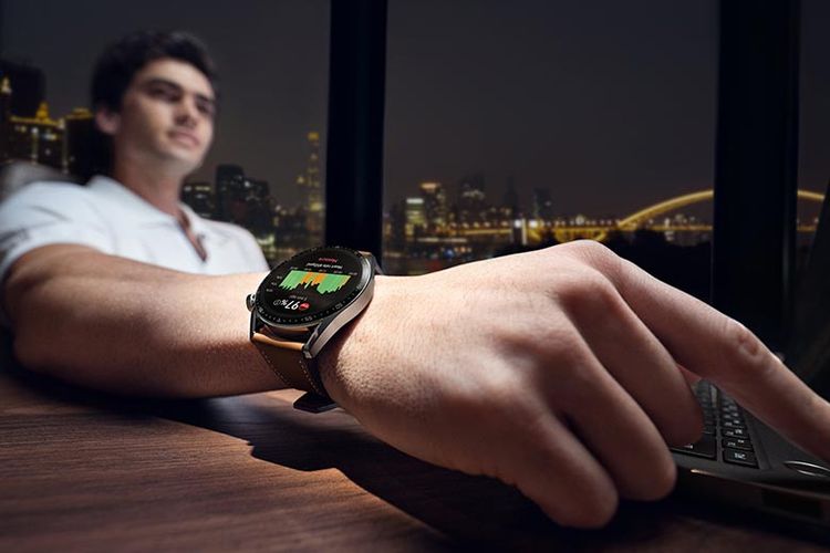 Huawei Watch GT 3 dengan desain klasik yang mewah.