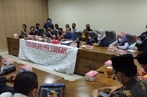 Warga Kawasan Alun-alun Kota Tegal Merasa Terpenjara hingga Bangkrut karena Jalan Diportal