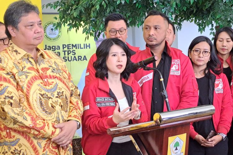 Wakil Ketua Dewan Pembina Partai Solidaritas Indonesia (PSI) Grace Natalie memberikan keterangan pers seusai pertemuan dengan Partai Golkar di kantor DPP Partai Golkar, Jakarta, Rabu (12/4/2023).