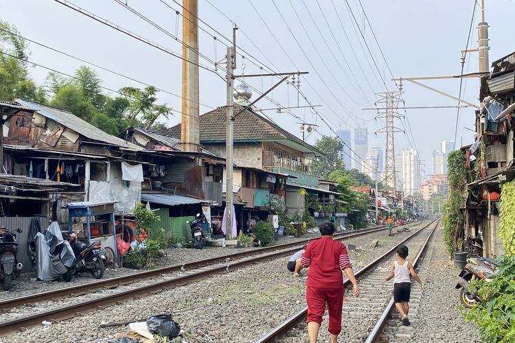 Potret Kehidupan di Tepi Rel dan Bayang-Bayang Penggusuran