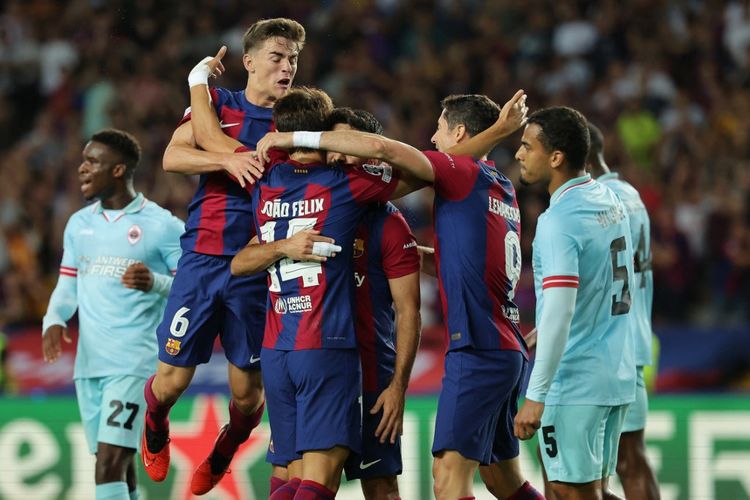 Para pemain Barcelona merayakan gol Joao Felix (14) dalam laga melawan Royal Antwerp pada matchday pertama Grup H Liga Champions 2023-2024 yang digelar di Stadion Olimpic Lluis Companys, Selasa (19/9/2023) malam waktu setempat.