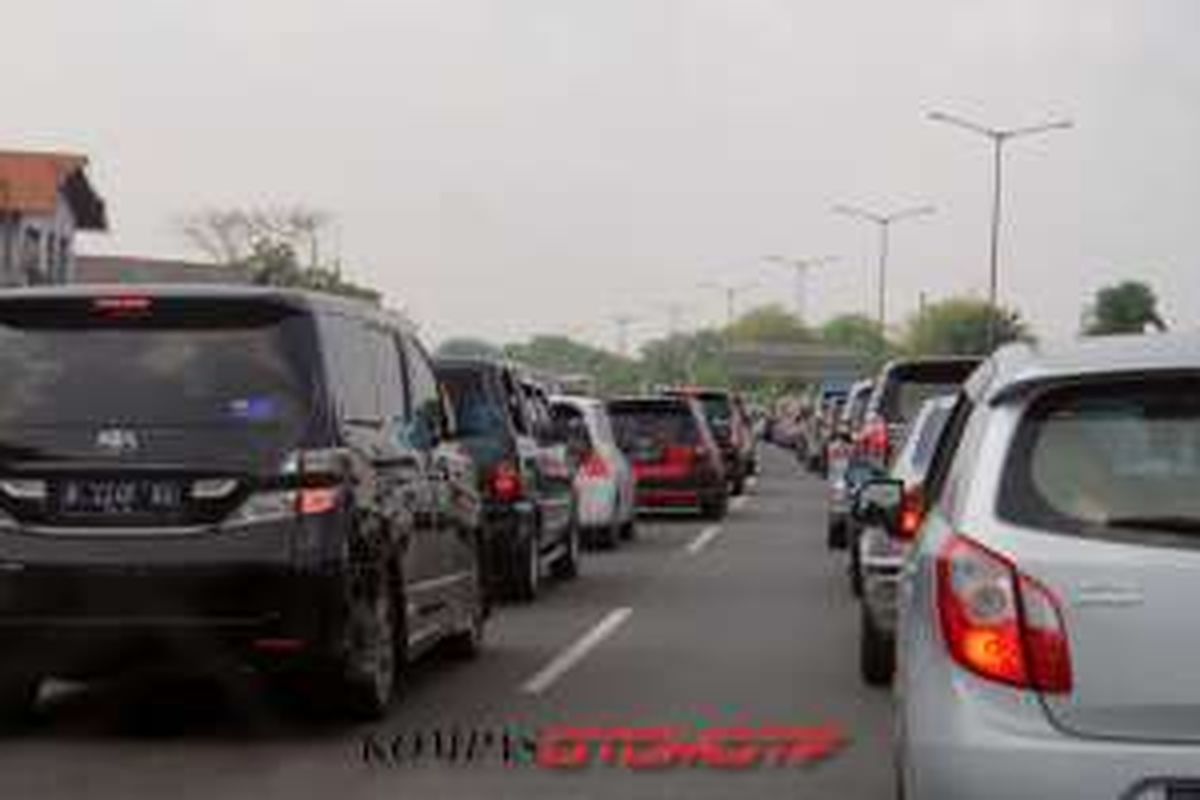 Jalan tol Jakarta-Cikampek terpantau sangat macet pada hari libur Lebaran kedua, Kamis (7/7/2016).