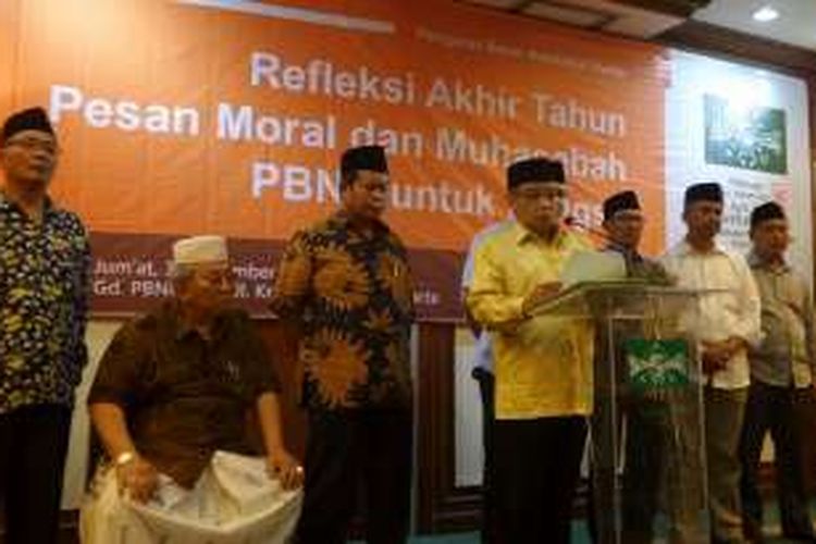 Ketua Umum Pengurus Besar Nahdatul Ulama (PBNU), Said Aqil Siroj (tengah) bersama jajaran PBNU saat merilis refleksi akhir tahun di Kantor PBNU, Jalan Kramat Raya, Jakarta Pusat, Jumat (30/12/2016)