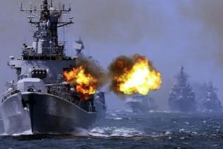 Sebuah kapal perusak China ambil bagian dalam sebuah latihan perang bersama angkatan laut China dan Rusia di Laut China Timur di lepas pantai Shanghai pada Mei lalu.