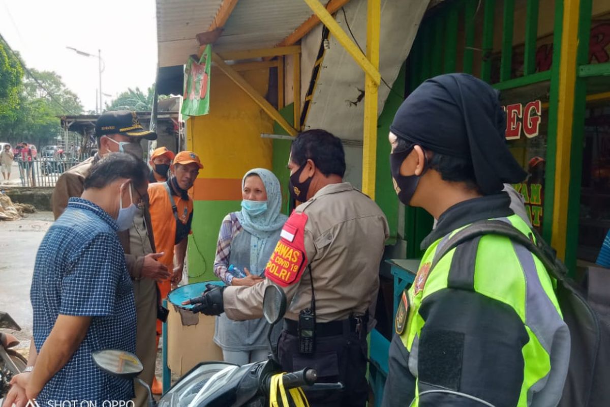 Yunus (tengah bertopi) bersama korban rampok di dekat Tempat Kejadian Perkara (TKP) Jalan TB Simatupang, Cilandak Timur, Jakarta pada Senin (26/10/2020) pagi.