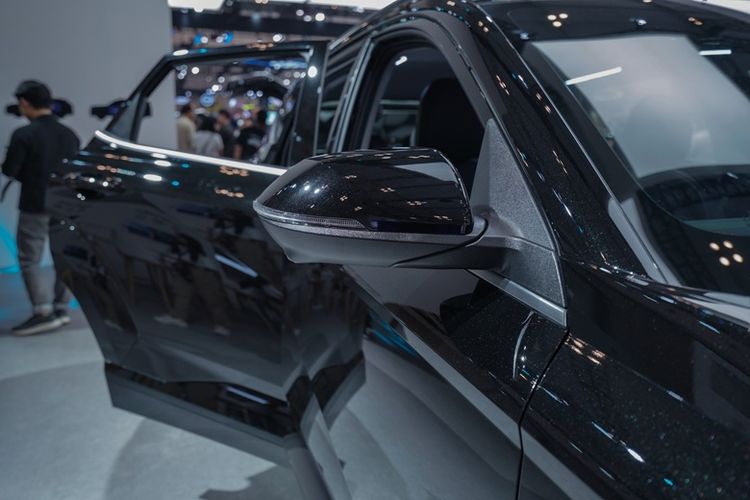 Detail interior dan eksterior All-New KONA Electric mencerminkan pendekatan Hyundai dalam menghadirkan kendaraan listrik produksi lokal dengan fitur lengkap dan desain fungsional.