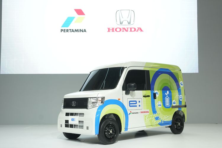 Honda dan Pertamina melakukan riset bersama dengan menggunakan mobil listrik N-Van EV Prototype.