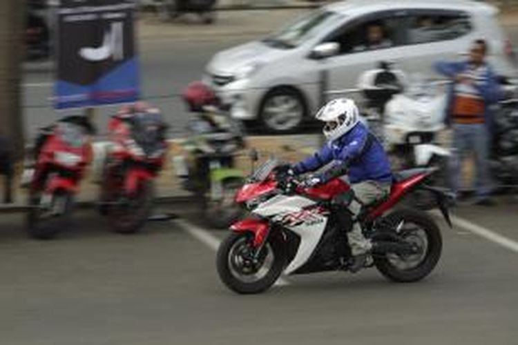 Kompasianer menjajal motor Yamaha R25 di Flavour Bliss di Alam Sutra, Tangerang Selatan, Sabtu (20/9/2014).