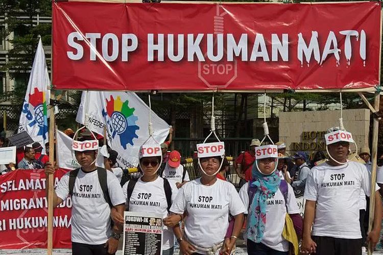 Ratusan orang berdemonstrasi, di Jakarta, menolak hukuman mati bagi pekerja migran Indonesia di luar negeri.