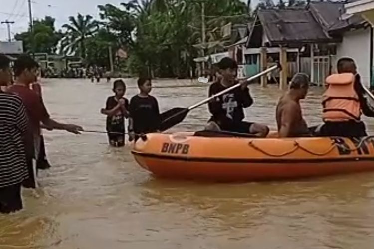 Tim BPBD Pesisir Selatan evakuasi warga yang terjebak banjir, Minggu (07/05/2023)