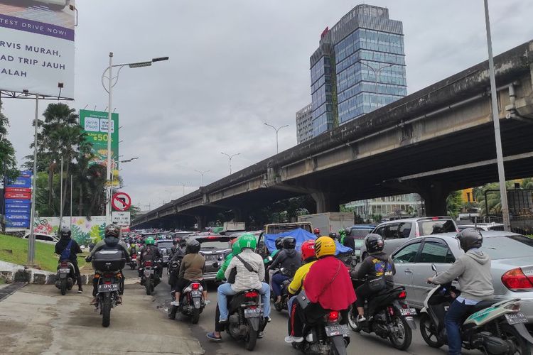 Kemacetan di sekitar lampu merah Fatmawati sekira pukul 07.50 WIB, Rabu (22/2/2023) 