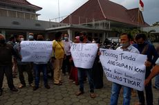 Peternak Ayam Blitar Geruduk Bank, Bentangkan Poster 