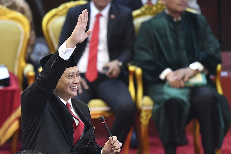 Ketua MPR terpilih Bambang Soesatyo melambaikan tangan di ruang Sidang Paripurna MPR, Kompleks Parlemen, Senayan, Jakarta, Kamis (3/10/2019).  Sidang Paripurna tersebut menetapkan Bambang Soesatyo sebagai Ketua MPR periode 2019-2024 dengan Wakil Ketua, Ahmad Basarah dari Fraksi PDI Perjuangan, Ahmad Muzani dari Fraksi Partai Gerindra, Lestari Moerdijat dari Fraksi Partai Nasdem, Jazilul Fawaid dari Fraksi Partai Kebangkitan Bangsa, Syarief Hasan dari Fraksi Partai Demokrat, Zulkifli Hasan dari Fraksi Partai Amanat Nasional, Hidayat Nur Wahid dari Fraksi Partai Keadilan Sejahtera, Arsul Sani dari Fraksi Partai Persatuan Pembangunan dan Fadel Muhammad dari Kelompok DPD di MPR.