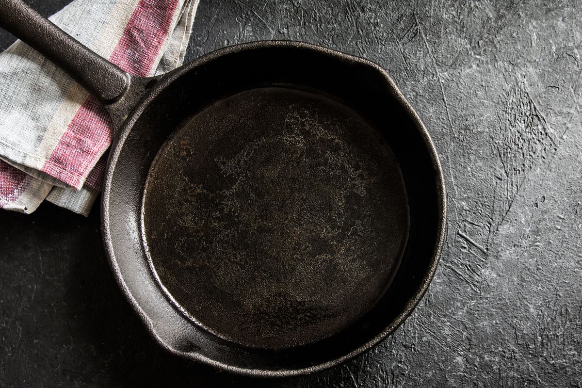 Ilustrasi wajan besi cor atau cast iron. 