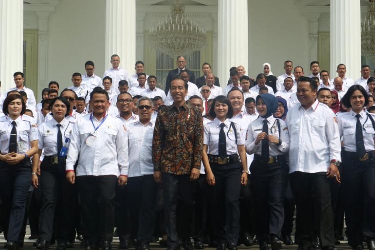 Presiden Joko Widodo saat berfoto bersama satpam seusai Pembukaan Konferensi Jasa Pengamanan Nasional 2018 di Istana Presiden, Jakarta, Rabu (12/12/2018).