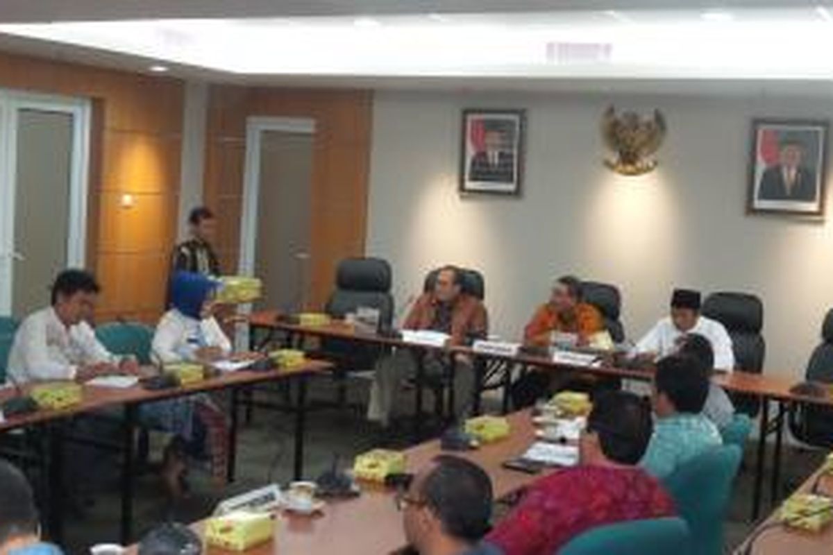 Rapat hak angket yang digelar di Gedung DPRD DKI, Jumat (13/3/2015). Rapat digelar dalam rangka mendengarkan keterangan Deputi Gubernur DKI bidang Pariwisata Sylviana Murni, terkait kapasitas Veronica Tan dan Harry Basuki dalam sebuah rapat di Balai Kota DKI Jakarta.